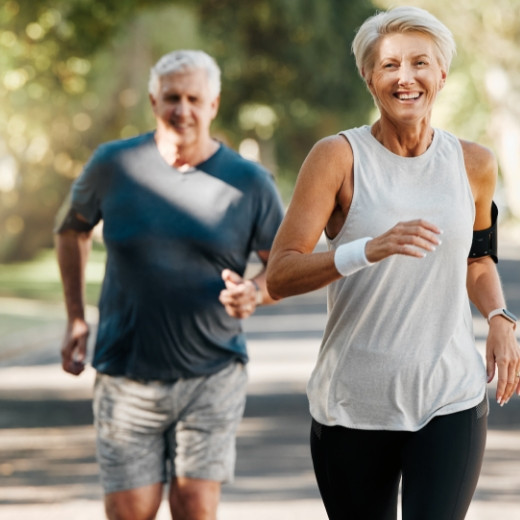 Ehepaar joggt im Wald